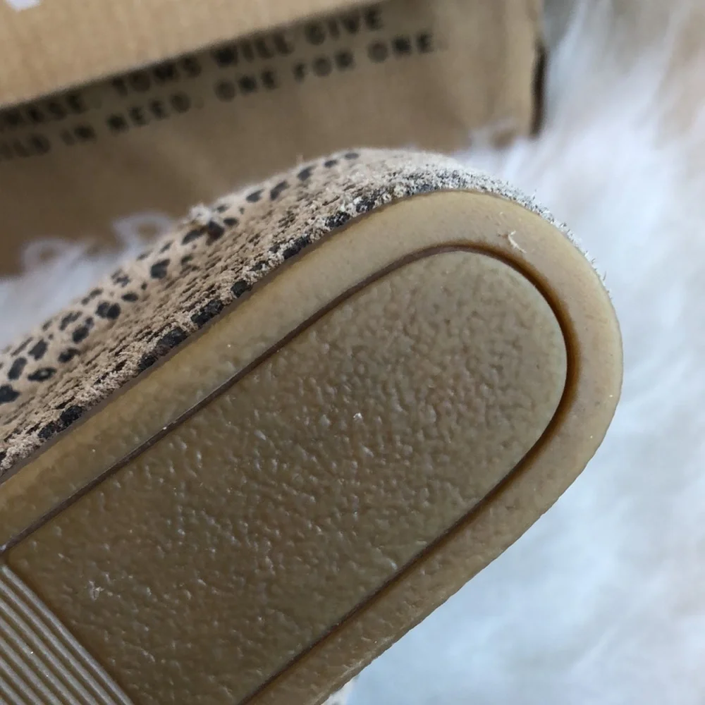 TOMS desert leopard print lace up wedges 6
